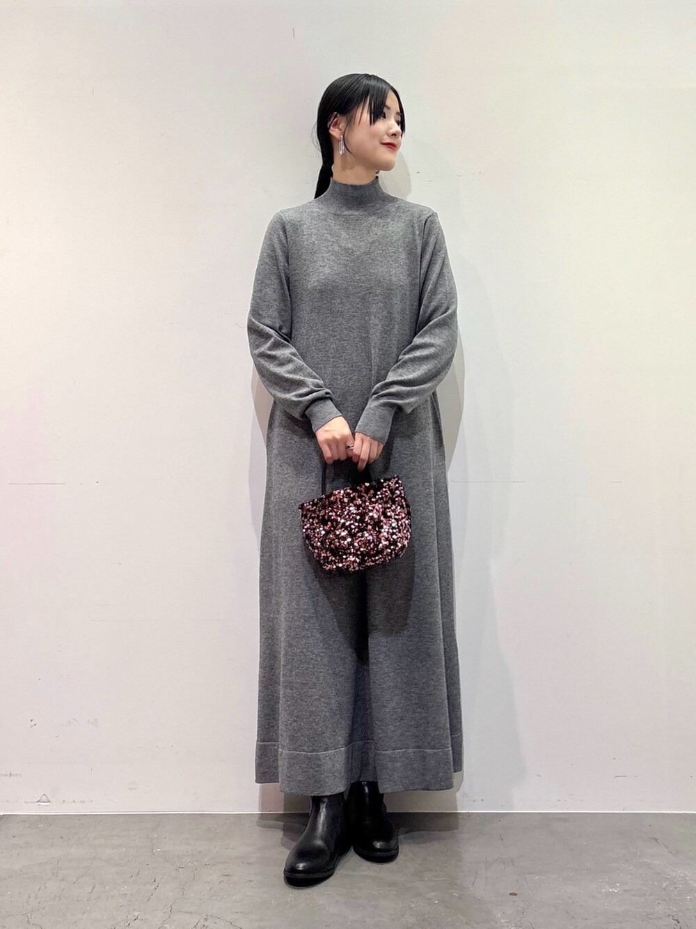 ブラック系のダウンジャケット/コート、グレー系のワンピース、ピンク系のショルダーバッグを着用したレディースの冬コーディネートの4枚目の写真