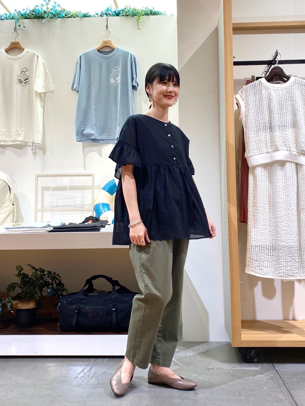 ブラック系のシャツ/ブラウス、グリーン系のその他パンツ、ベージュ系のパンプスを着用したレディースの夏コーディネートの2枚目の写真