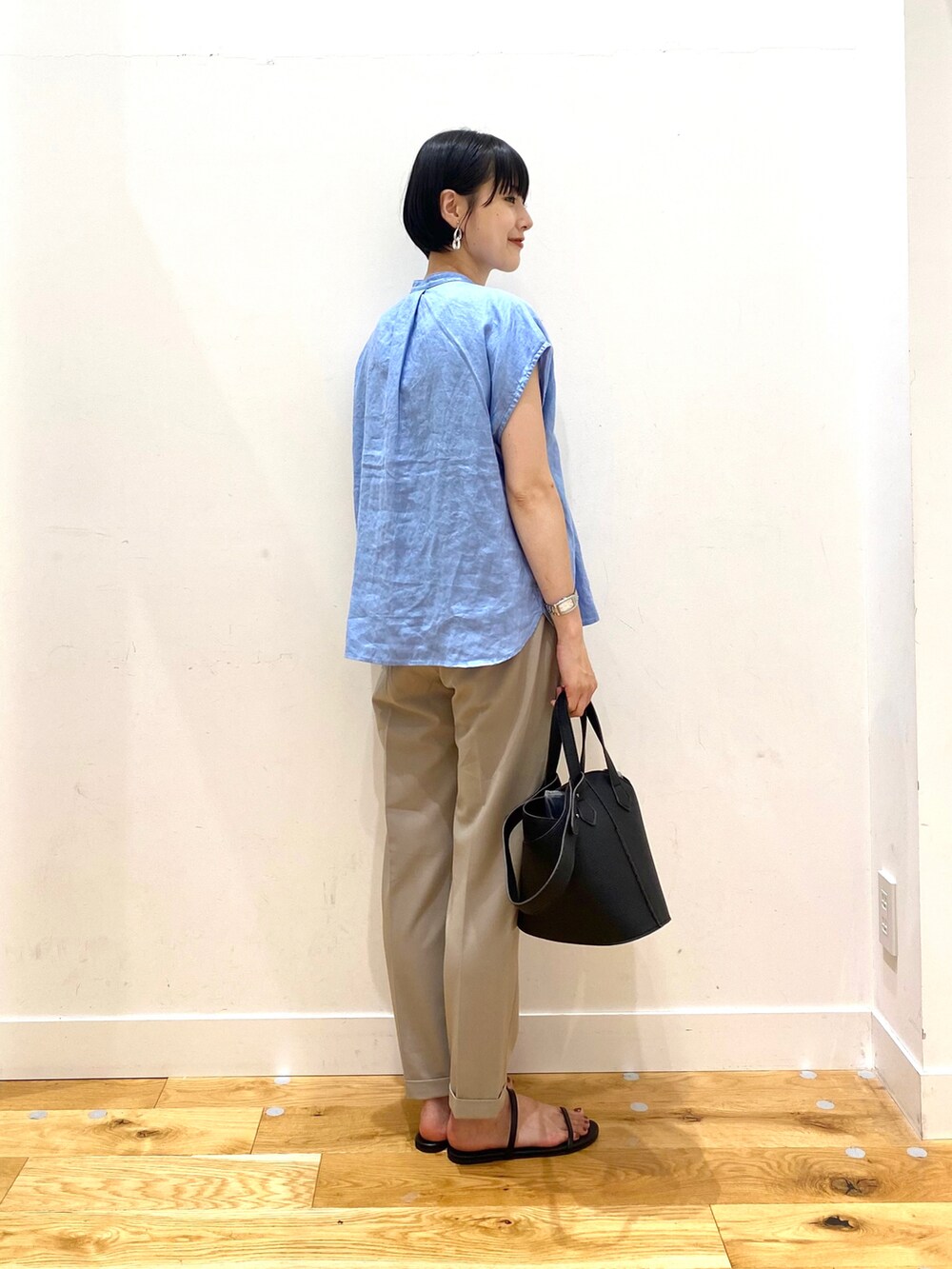ブルー系のシャツ/ブラウス、ベージュ系のその他パンツ、ブラック系のショルダーバッグを着用したレディースの夏コーディネートの3枚目の写真