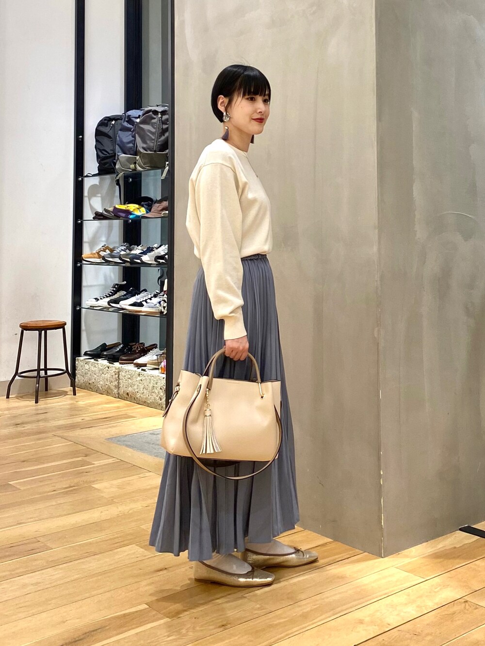 ブルー系のその他アウター、ホワイト系のニット/セーター、ブルー系のスカートを着用したレディースの春コーディネートの4枚目の写真