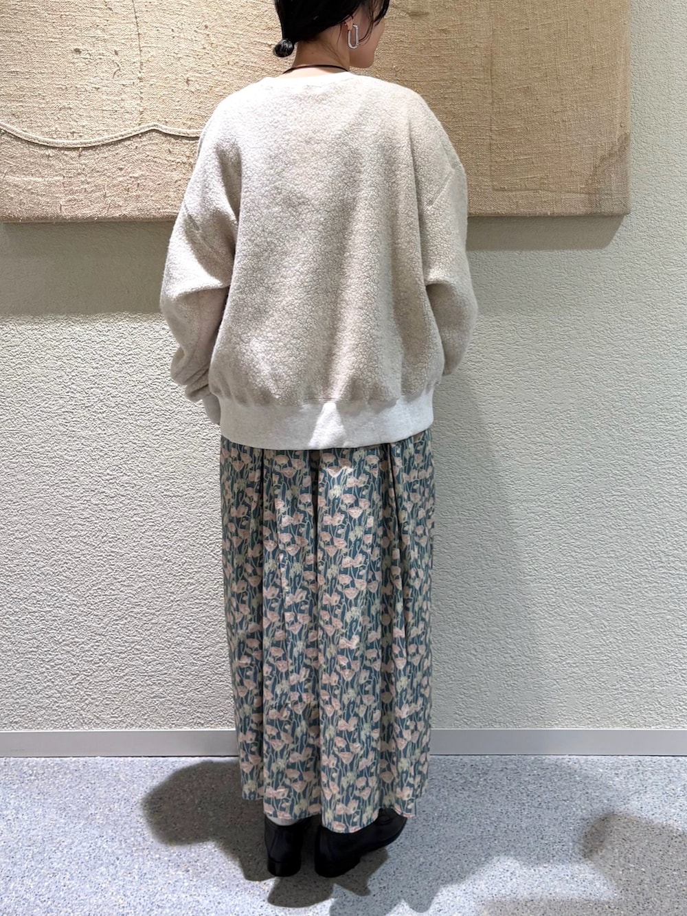 ベージュ系のその他トップス、ベージュ系のその他トップス、その他のスカートを着用したレディースの秋コーディネートの5枚目の写真