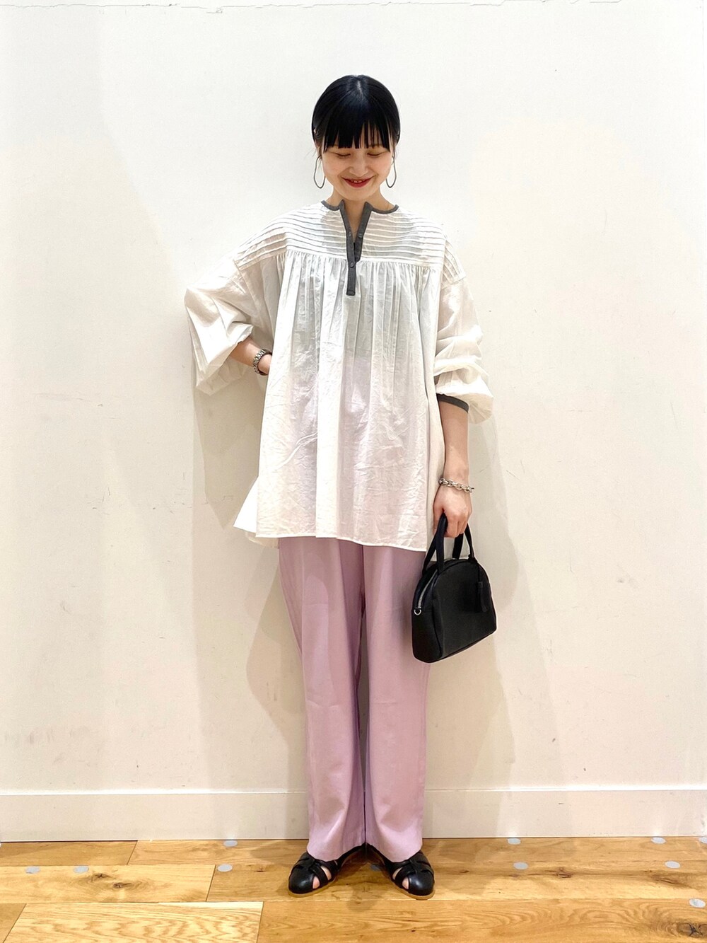 ホワイト系のシャツ/ブラウス、パープル系のその他パンツ、ブラック系のボストンバッグを着用したレディースの春コーディネートの2枚目の写真