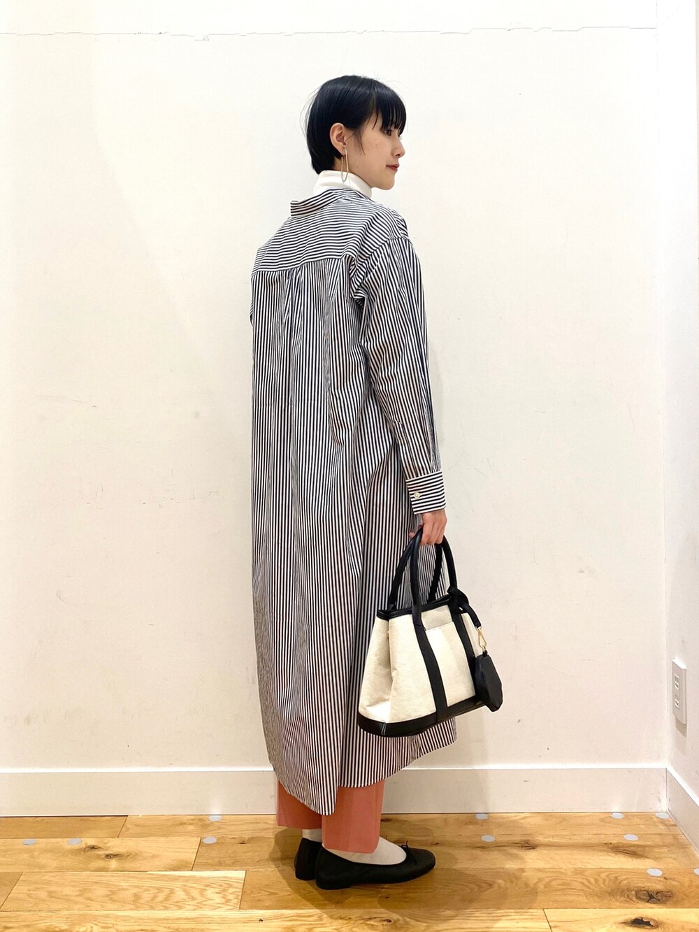 その他のワンピース、ホワイト系のTシャツ/カットソー、ピンク系のその他パンツを着用したレディースの冬コーディネートの3枚目の写真