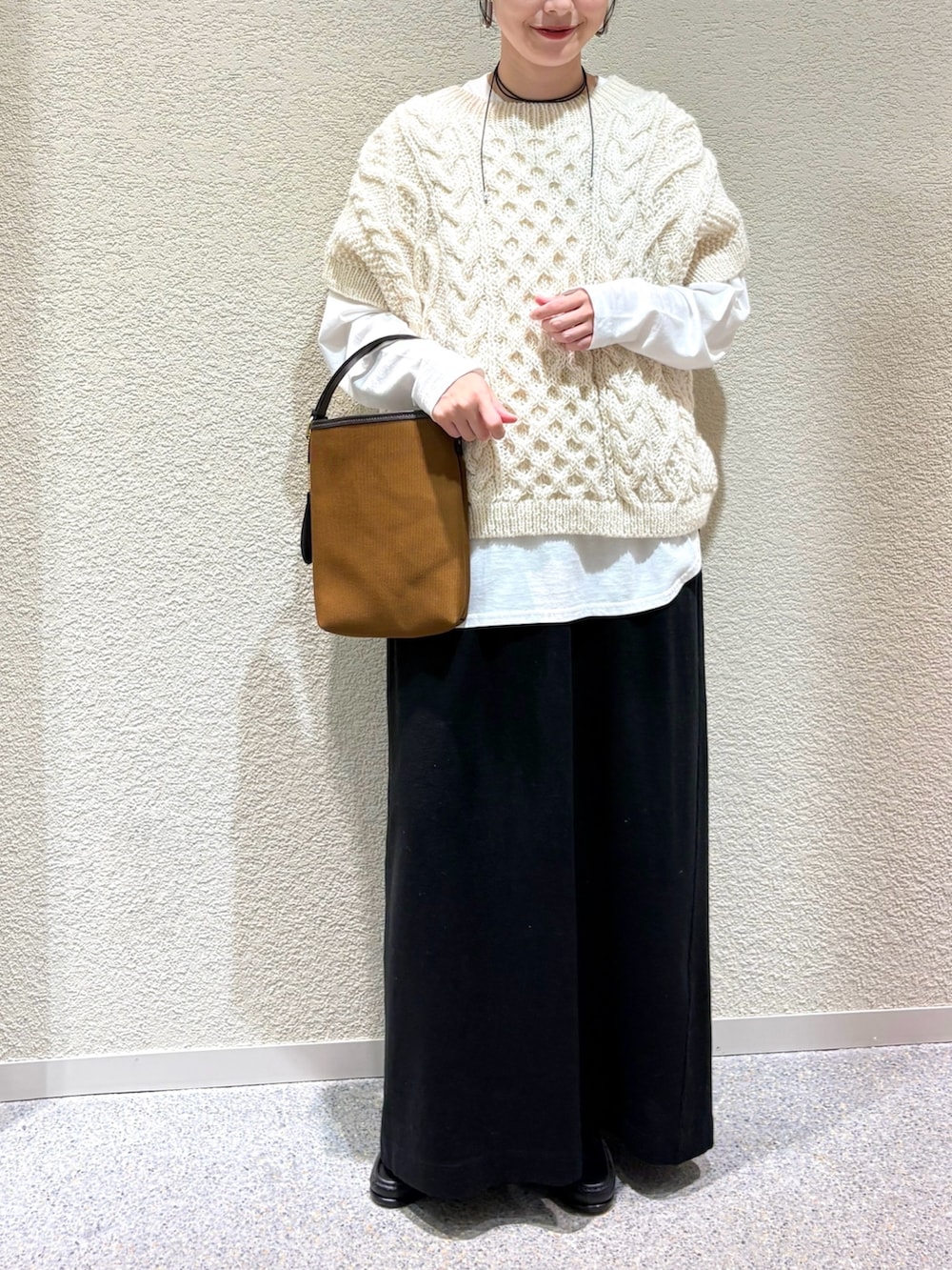 ホワイト系のTシャツ/カットソー、ホワイト系のTシャツ/カットソー、ホワイト系のニット/セーターを着用したレディースの秋コーディネートの4枚目の写真