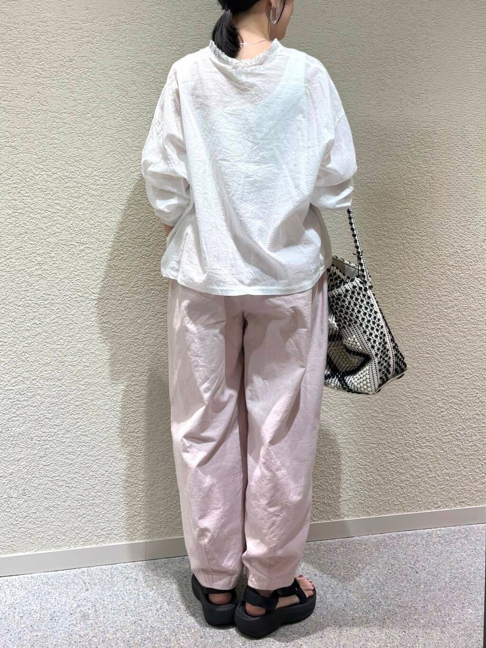 ピンク系のその他パンツ、ホワイト系のシャツ/ブラウスを着用したレディースの夏コーディネートの6枚目の写真