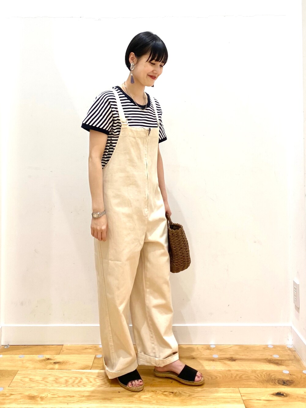 ホワイト系のTシャツ/カットソー、ホワイト系のサロペット/オーバーオール、ブラウン系のハンドバッグを着用したレディースの春コーディネートの3枚目の写真