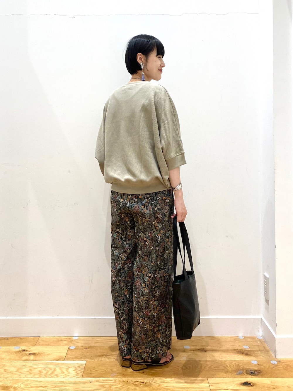 ベージュ系のTシャツ/カットソー、ブラック系のその他パンツ、ブラック系のトートバッグを着用したレディースの春コーディネートの3枚目の写真