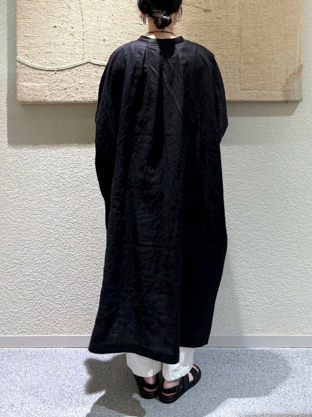 ホワイト系のその他パンツ、ブラック系のワンピースを着用したレディースの春コーディネートの5枚目の写真