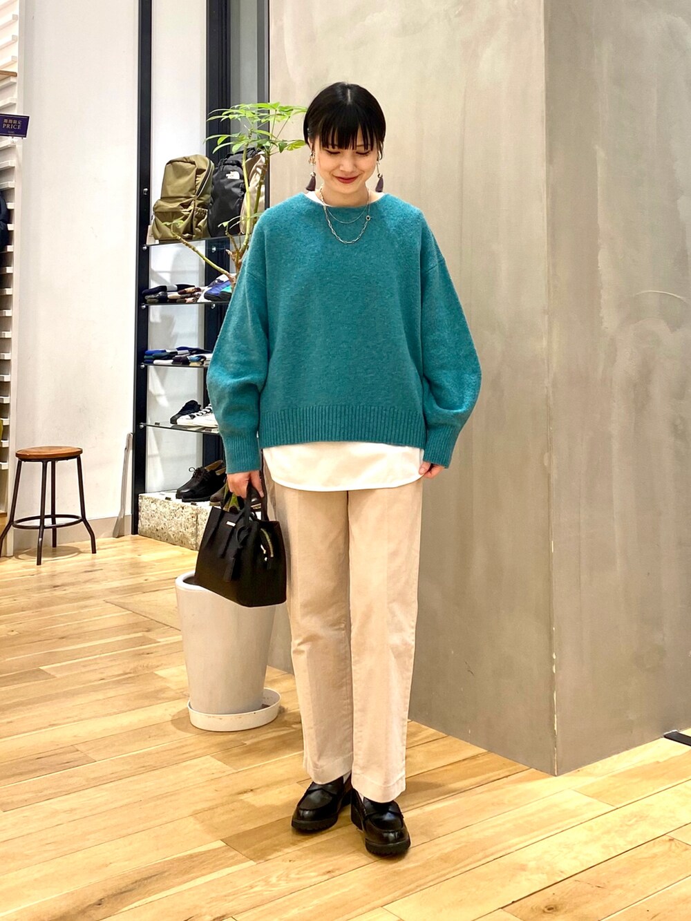 「きれいめカジュアル、休日スタイル、シンプルコーデ、大人カジュアル、冬コーデ、服とコスメでなりたい自分に、マイベストコーデ2022、クリスマスに着たい服、ニット、レイヤードスタイル、ダウンジャケット、コーデュロイ、韓国ファッション、URBAN RESEARCH DOORS、URBAN RESEARCH DOORS WOMENS」|「URBAN RESEARCH DOORSのダウンミドルジャケット(ダウンジャケット/コート、ブラック系)」を使った、saoriさん(レディース・158cm)の冬コーディネートの3枚目の写真