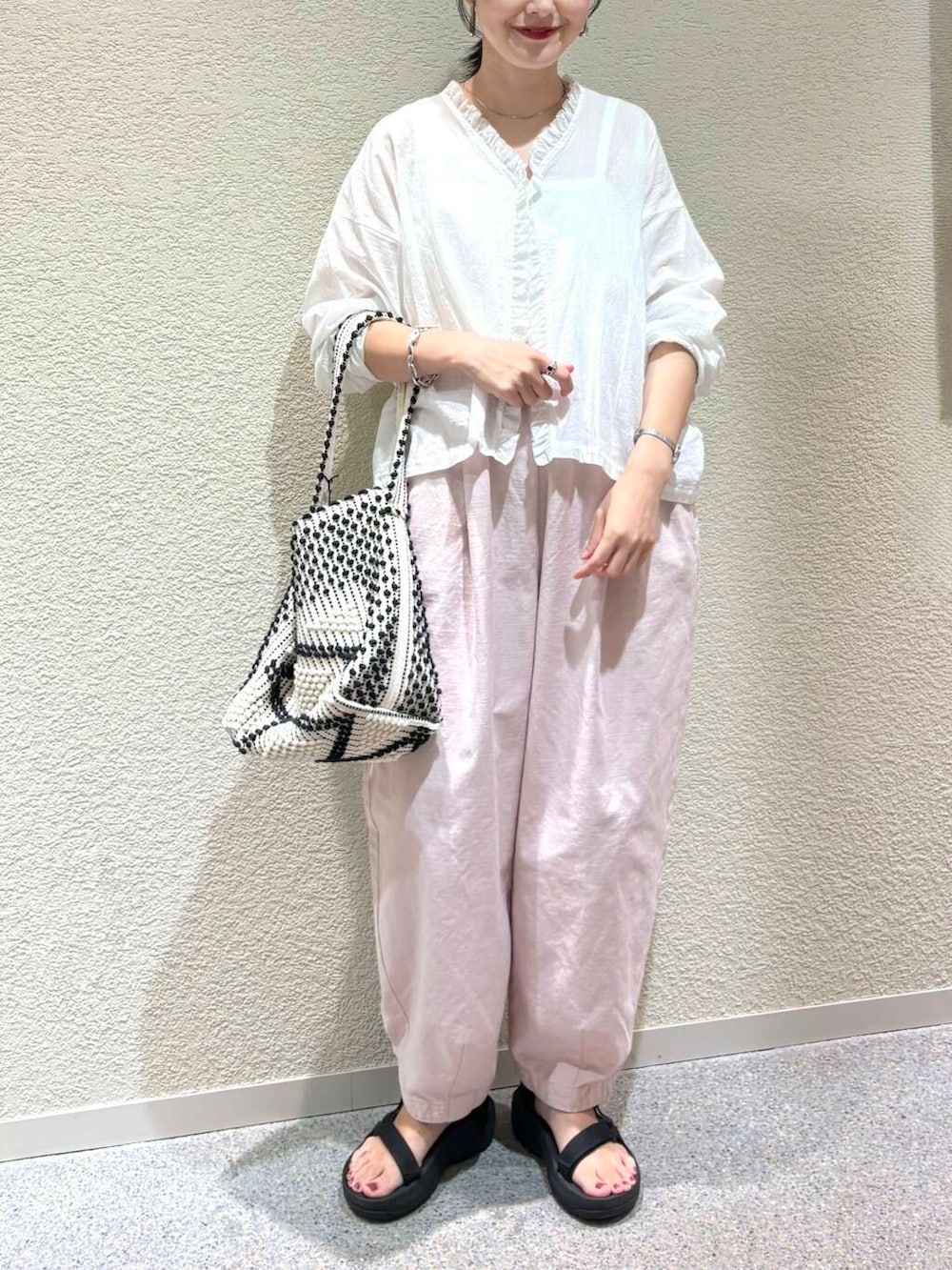 ピンク系のその他パンツ、ホワイト系のシャツ/ブラウスを着用したレディースの夏コーディネートの5枚目の写真