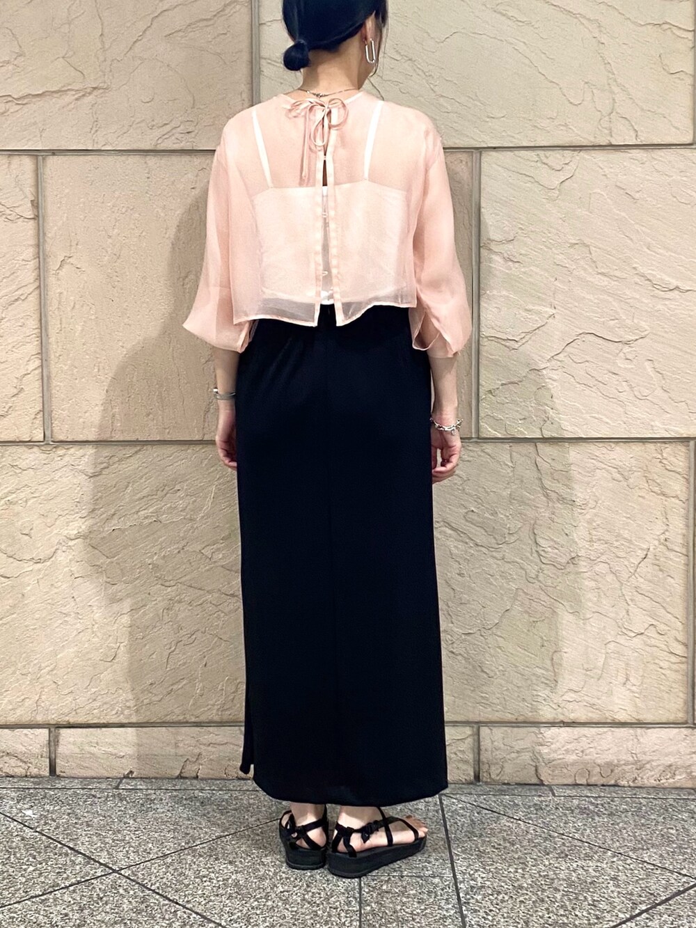 ピンク系のシャツ/ブラウス、ブラック系のスカートを着用したレディースの夏コーディネートの7枚目の写真