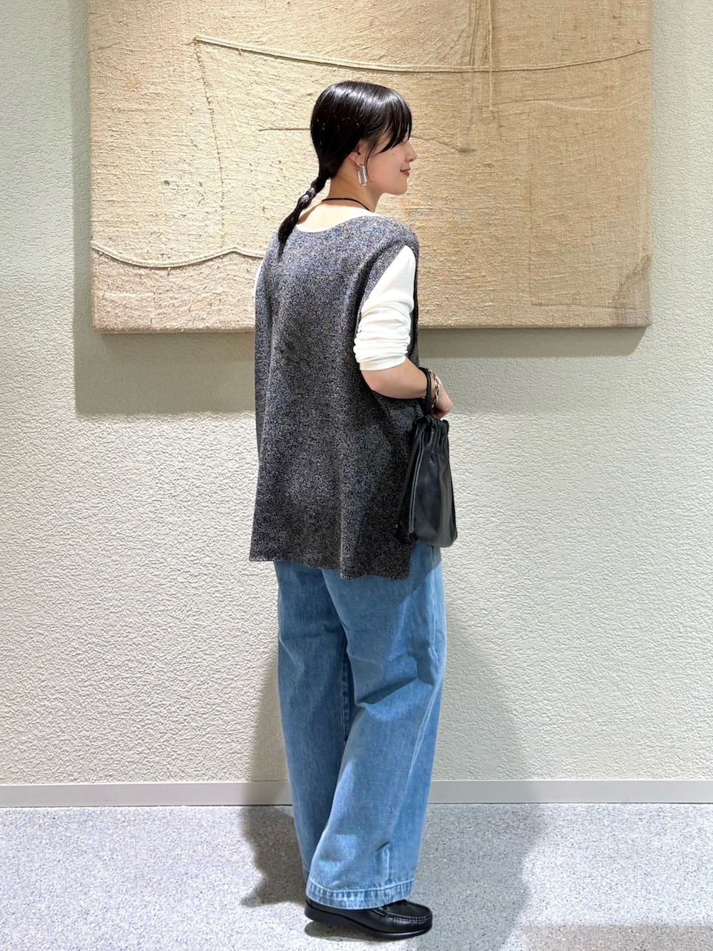 ホワイト系のTシャツ/カットソー、ホワイト系のTシャツ/カットソー、グリーン系のニット/セーターを着用したレディースの秋コーディネートの3枚目の写真