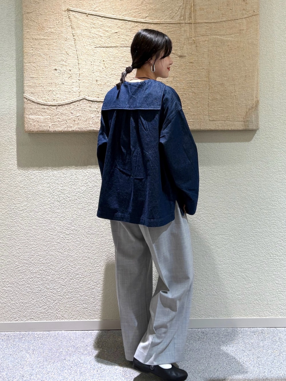 ブルー系のシャツ/ブラウス、ブルー系のシャツ/ブラウス、グレー系のその他パンツを着用したレディースの秋コーディネートの3枚目の写真