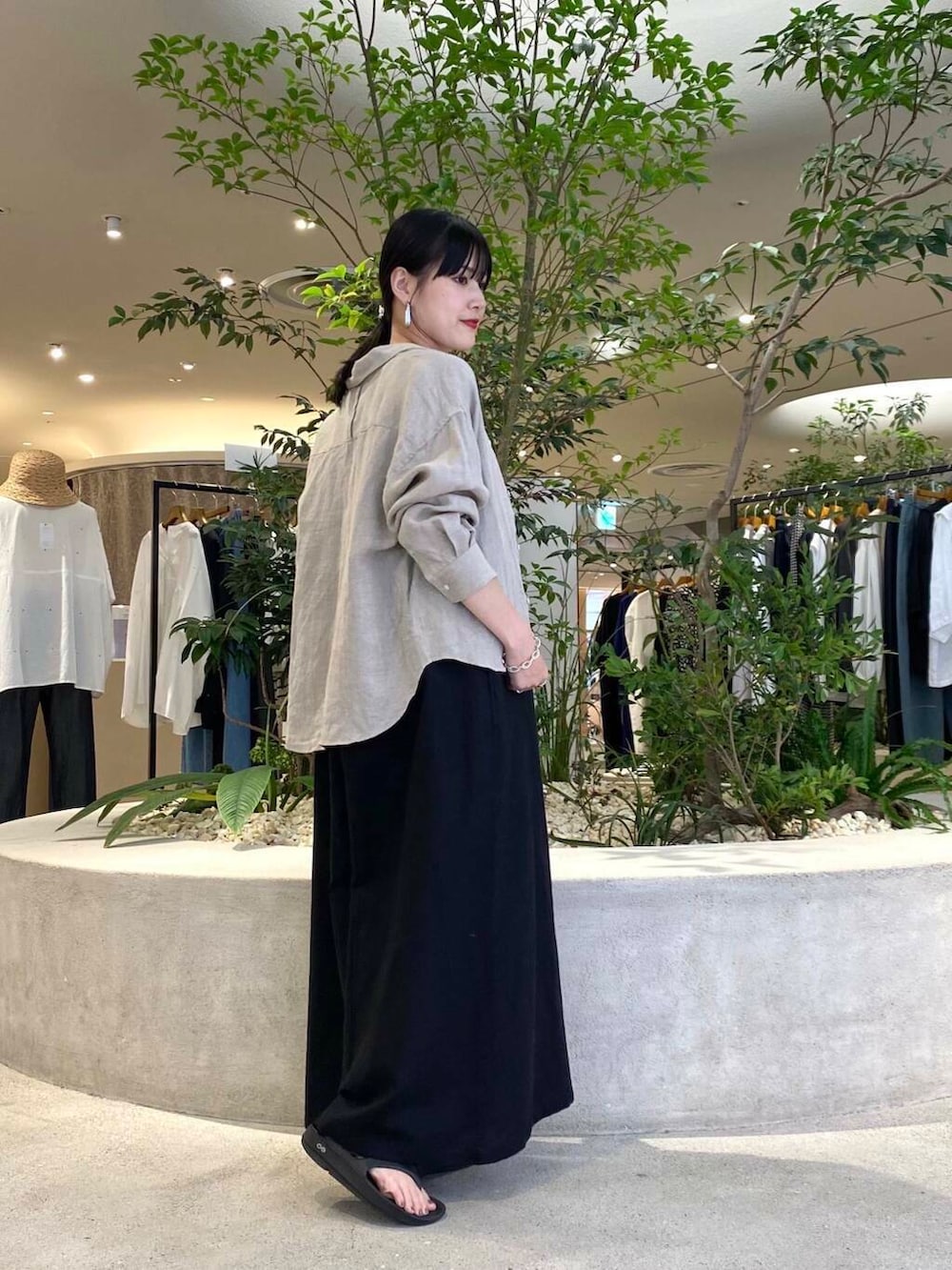 ベージュ系のシャツ/ブラウス、ブラック系のサロペット/オーバーオールを着用したレディースの夏コーディネートの4枚目の写真