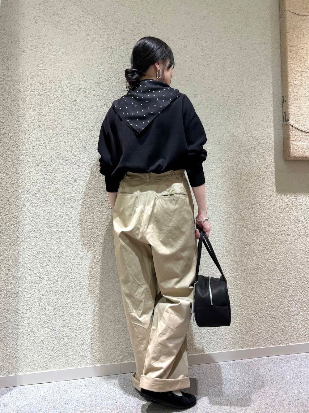 ブラック系のニット/セーター、ベージュ系のその他パンツ、ブラック系のバンダナ/スカーフを着用したレディースの春コーディネートの3枚目の写真