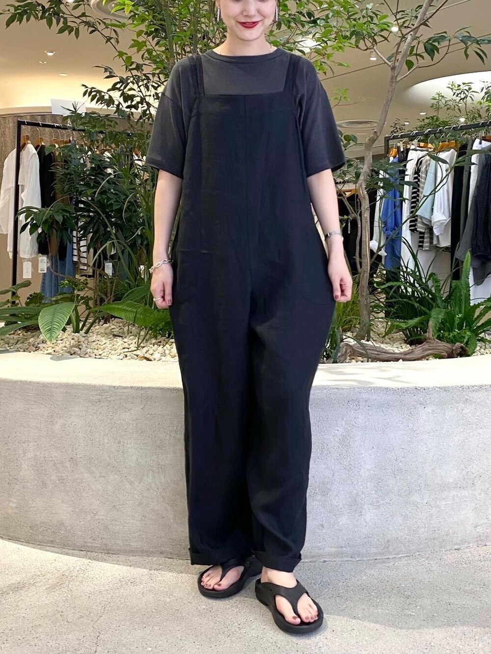 ブラック系のサロペット/オーバーオール、グレー系のTシャツ/カットソーを着用したレディースの夏コーディネートの4枚目の写真