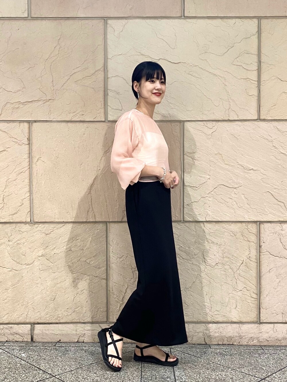 ピンク系のシャツ/ブラウス、ブラック系のスカートを着用したレディースの夏コーディネートの2枚目の写真
