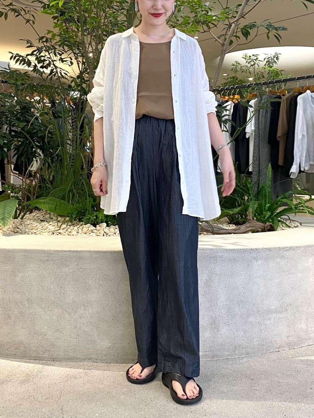 ホワイト系のシャツ/ブラウス、イエロー系のタンクトップ、ブルー系のデニムパンツを着用したレディースの夏コーディネートの4枚目の写真