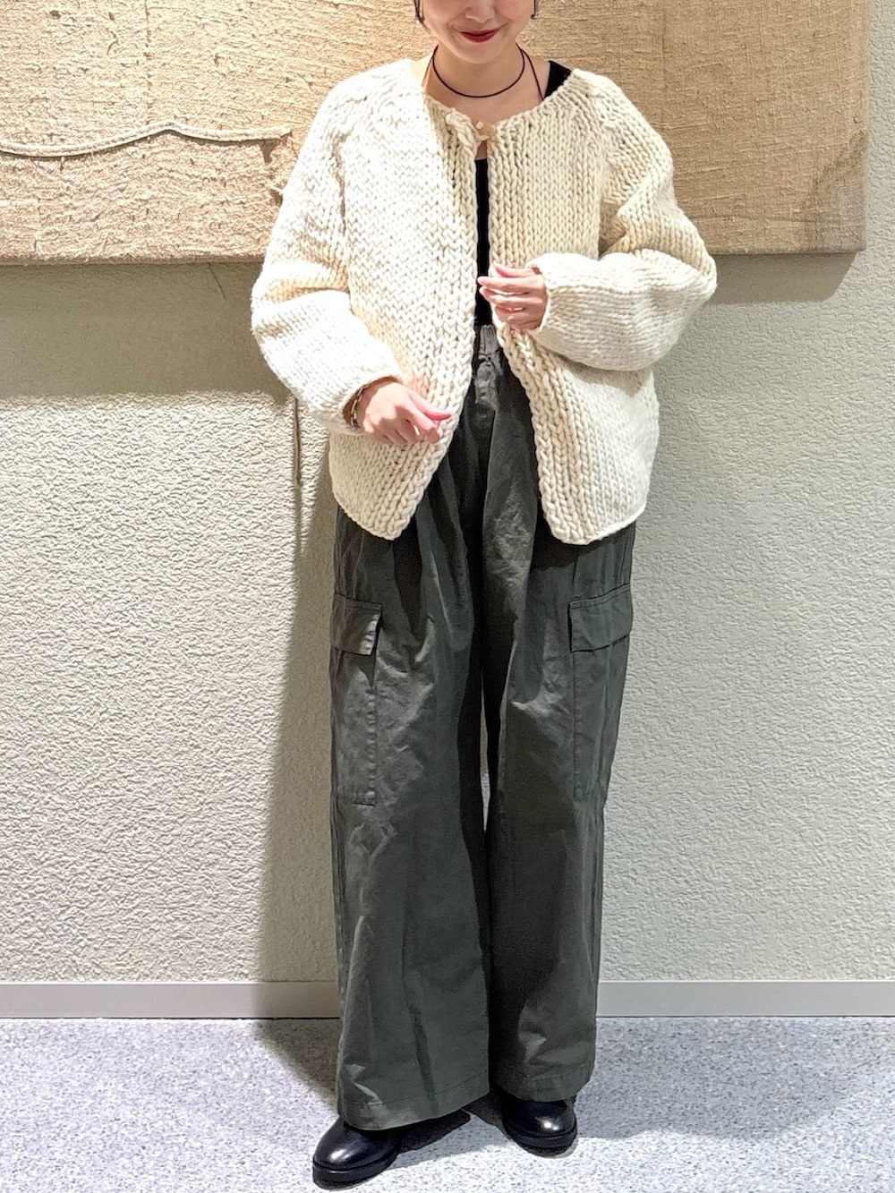 ホワイト系のカーディガン/ボレロ、グリーン系のその他パンツ、グリーン系のその他パンツを着用したレディースの秋コーディネートの4枚目の写真