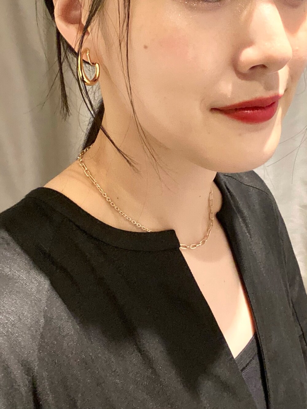 ゴールド系のイヤリング、ゴールド系のネックレス、シルバー系のリングを着用したレディースの夏コーディネートの2枚目の写真