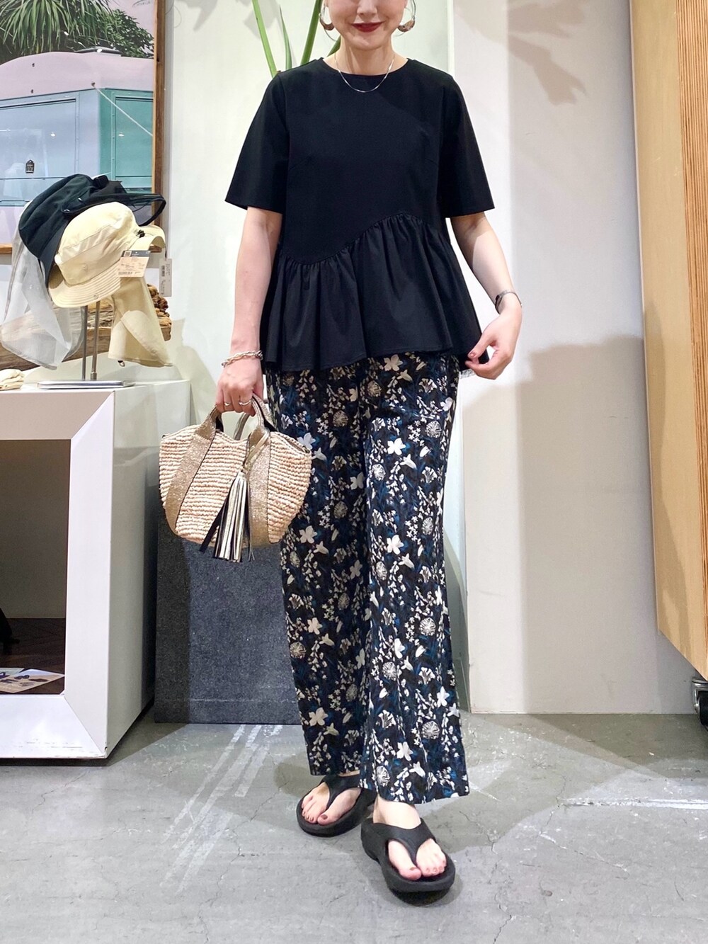 ブラック系のTシャツ/カットソー、ブルー系のその他パンツ、ゴールド系のかごバッグを着用したレディースの夏コーディネートの4枚目の写真