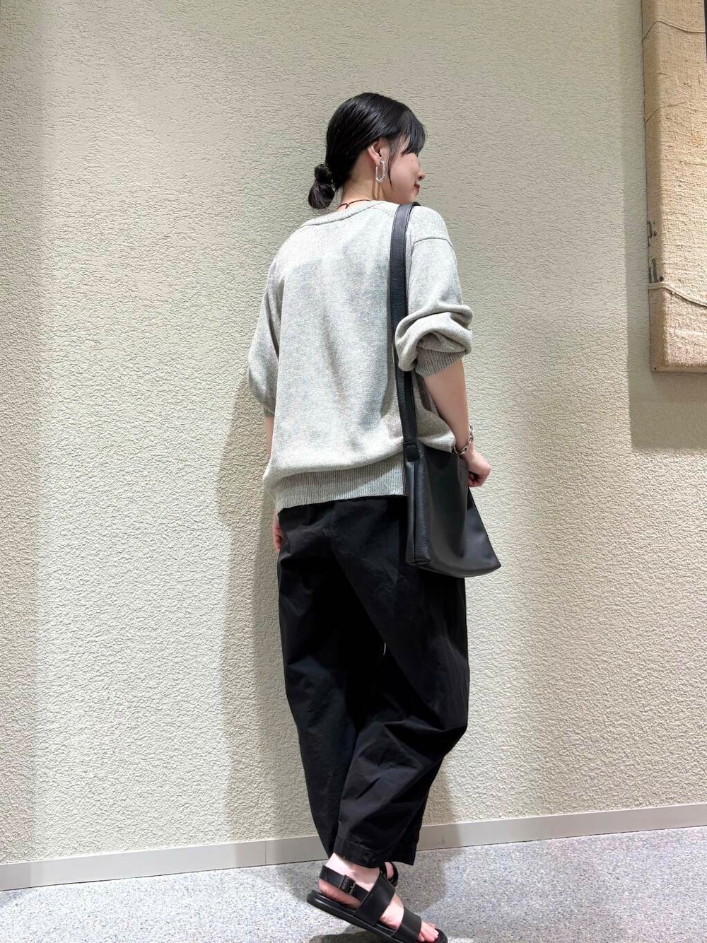 ブラック系のその他パンツ、グレー系のニット/セーターを着用したレディースの春コーディネートの3枚目の写真