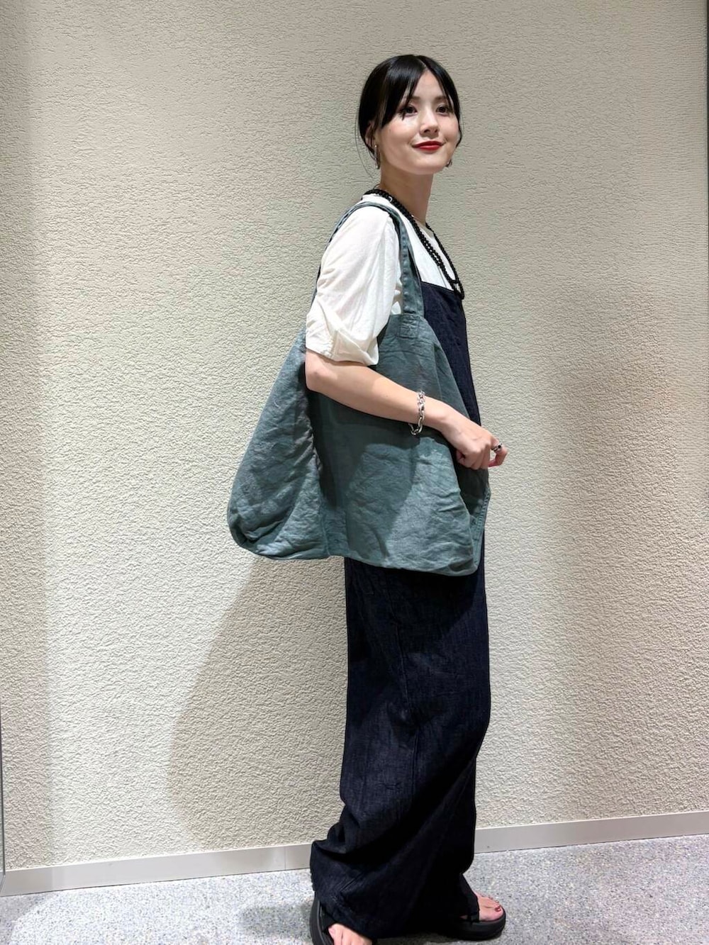 「大人カジュアル、デートコーデ、ママコーデ、きれいめカジュアル、シンプルコーデ、かぐれ、雨の日コーデ、newarrival、休日スタイル、30代、旅行コーデ、ブルベ夏、骨格ウェーブ、暑い、帰省コーデ」｜「かぐれのリネンビッグトートバッグ（トートバッグ、グリーン系）」を使った、saoriさん（レディース・158cm）の夏コーディネートの2枚目の写真