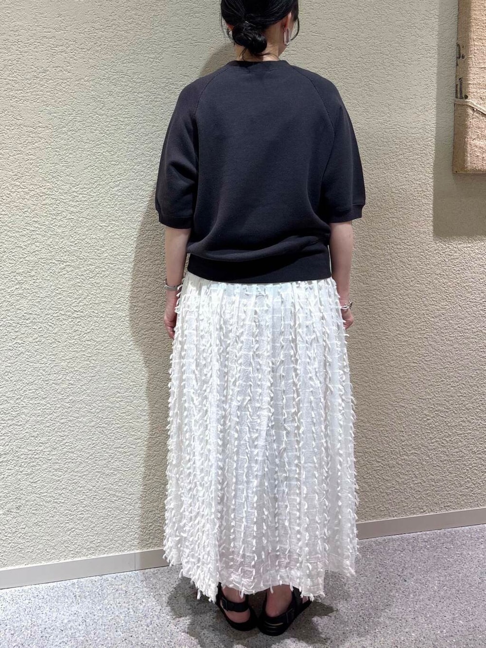 ホワイト系のスカート、グレー系のスウェットを着用したレディースの春コーディネートの5枚目の写真