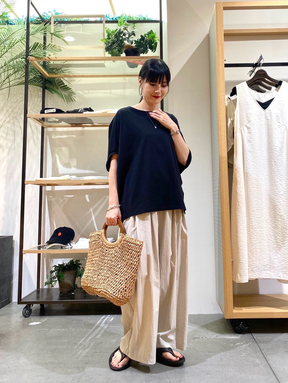 ブラック系のTシャツ/カットソー、グレー系のその他パンツ、ベージュ系のトートバッグを着用したレディースの夏コーディネートの2枚目の写真