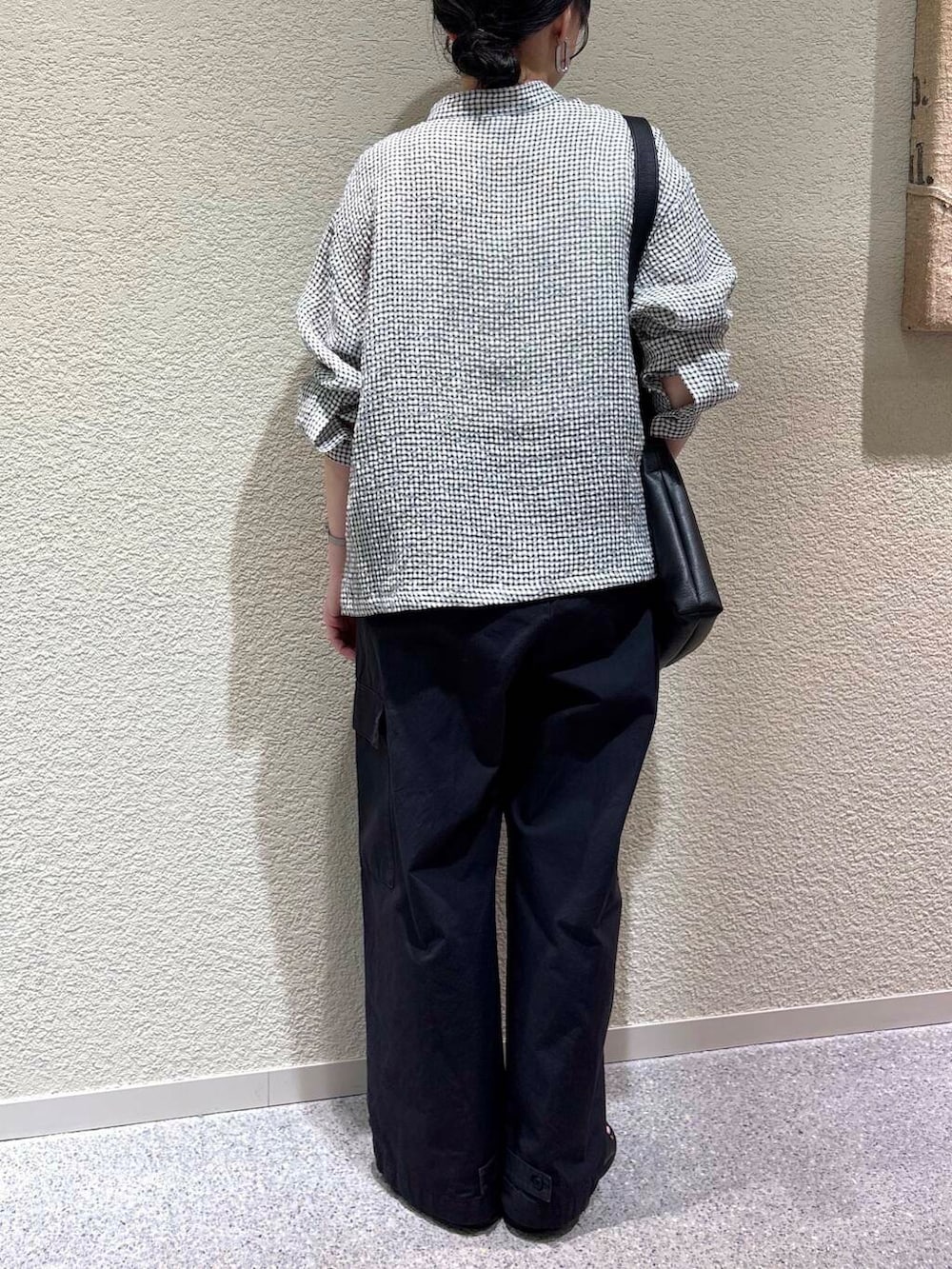 ブラック系のその他パンツ、ホワイト系のシャツ/ブラウスを着用したレディースの春コーディネートの5枚目の写真