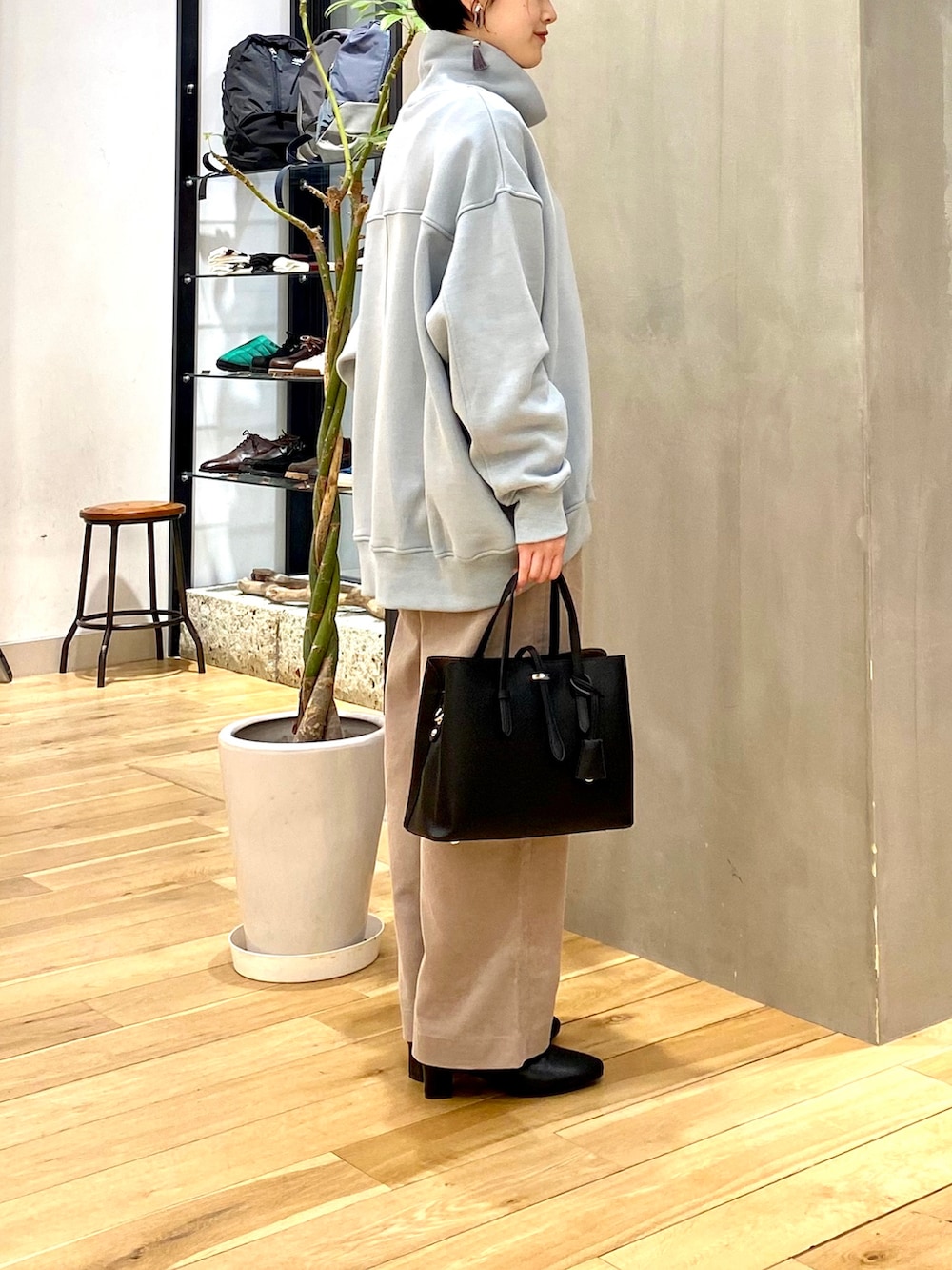 ブルー系のスウェット、ベージュ系のその他パンツ、ブラック系のトートバッグを着用したレディースの冬コーディネートの5枚目の写真
