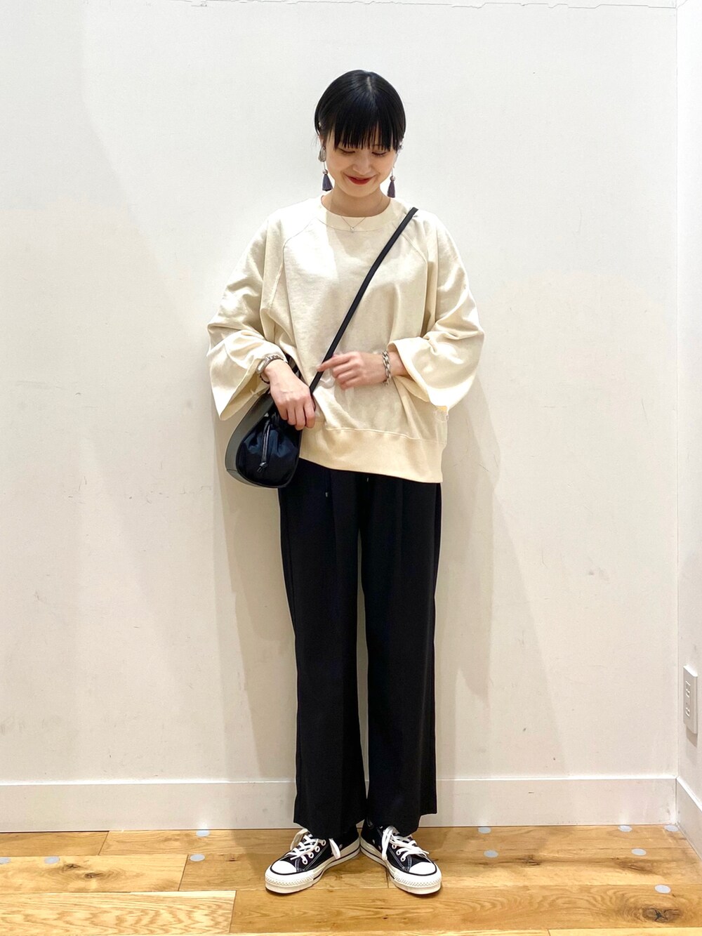 ブラック系のその他パンツ、ブラック系のショルダーバッグ、ブラック系のスニーカーを着用したレディースの春コーディネートの3枚目の写真