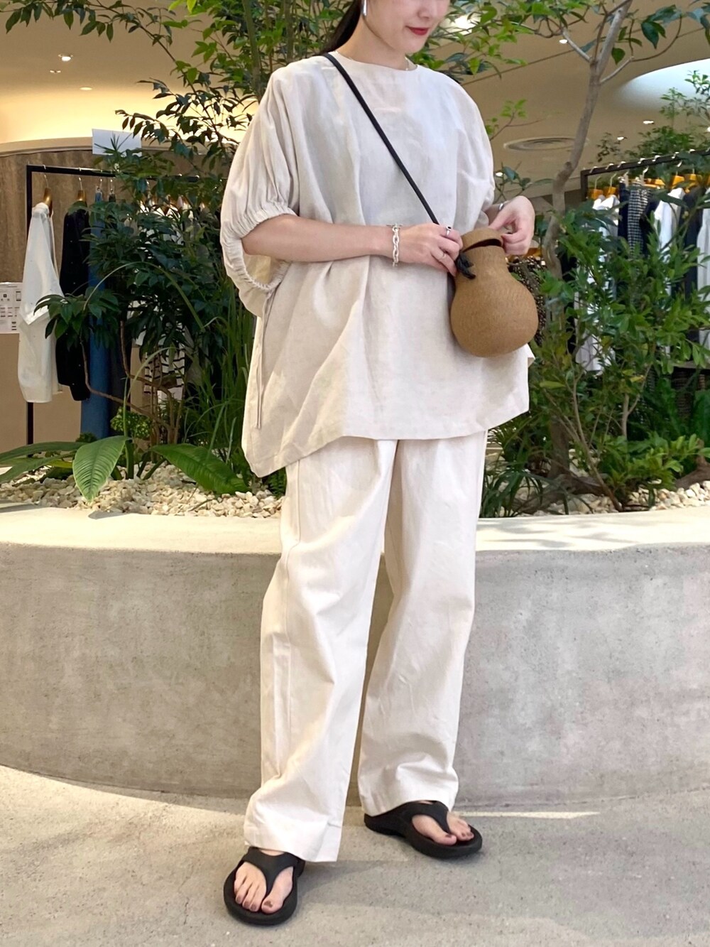 ベージュ系のシャツ/ブラウス、ベージュ系のデニムパンツ、ブラック系のサンダルを着用したレディースの夏コーディネートの8枚目の写真