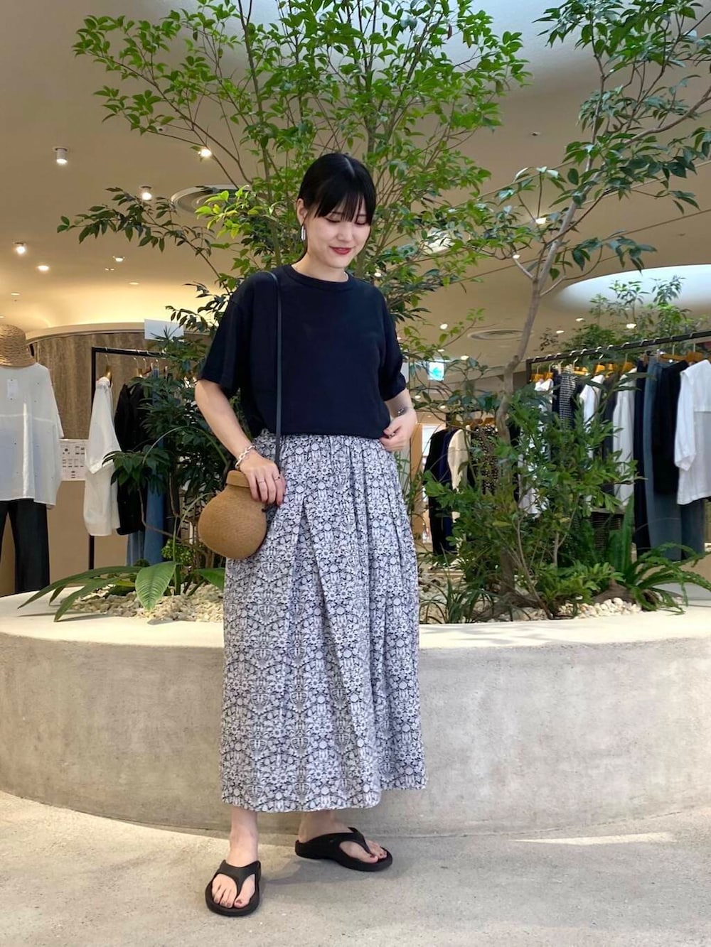 ブルー系のTシャツ/カットソー、ブラック系のスカートを着用したレディースの夏コーディネートの3枚目の写真