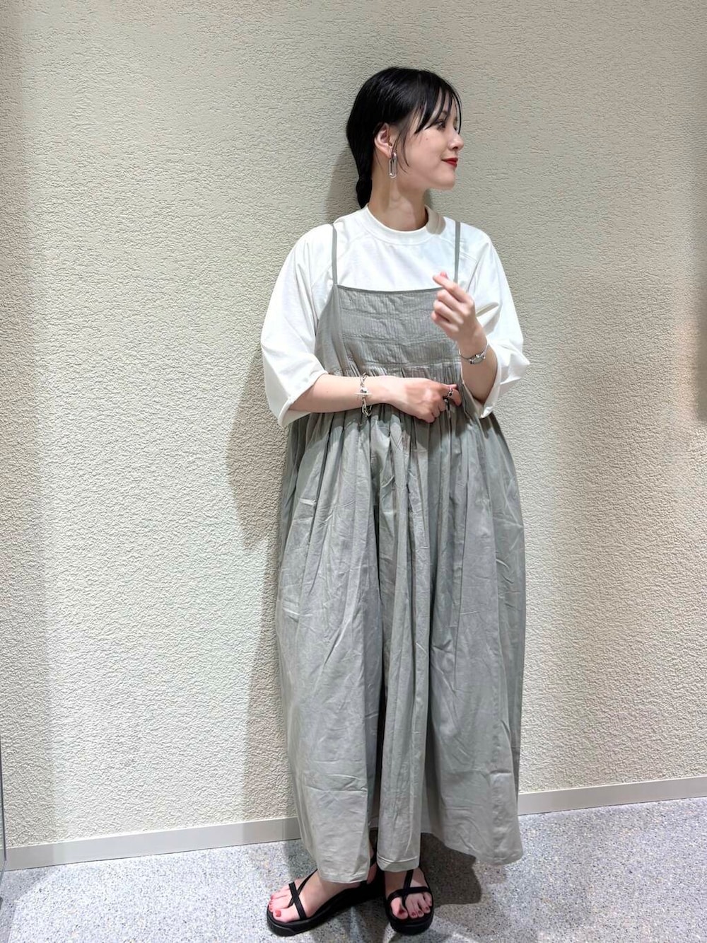 グリーン系のワンピース、ホワイト系のTシャツ/カットソーを着用したレディースの夏コーディネートの6枚目の写真