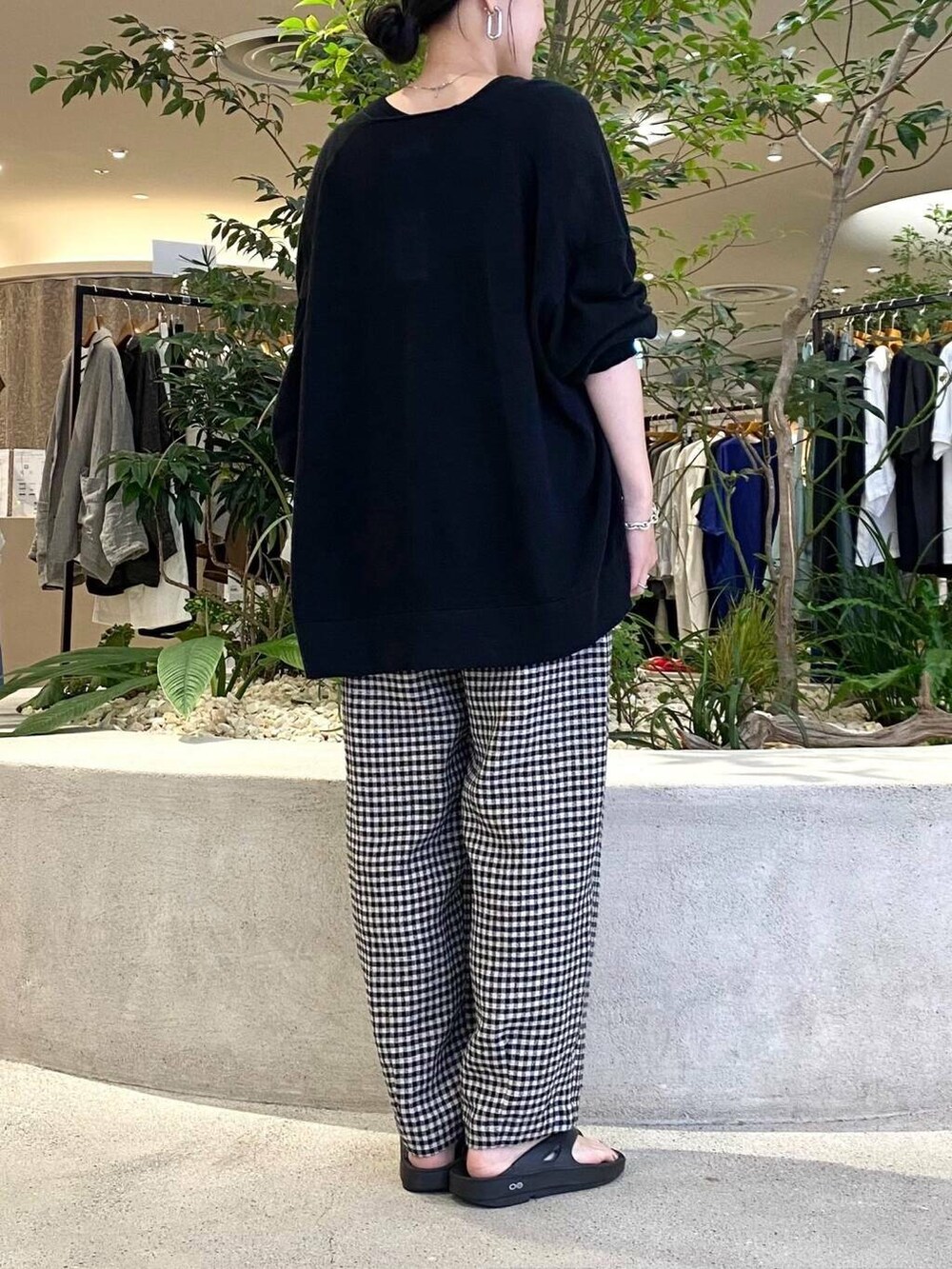ブラック系のカーディガン/ボレロ、その他のその他パンツ、ブラック系のタンクトップを着用したレディースの夏コーディネートの6枚目の写真