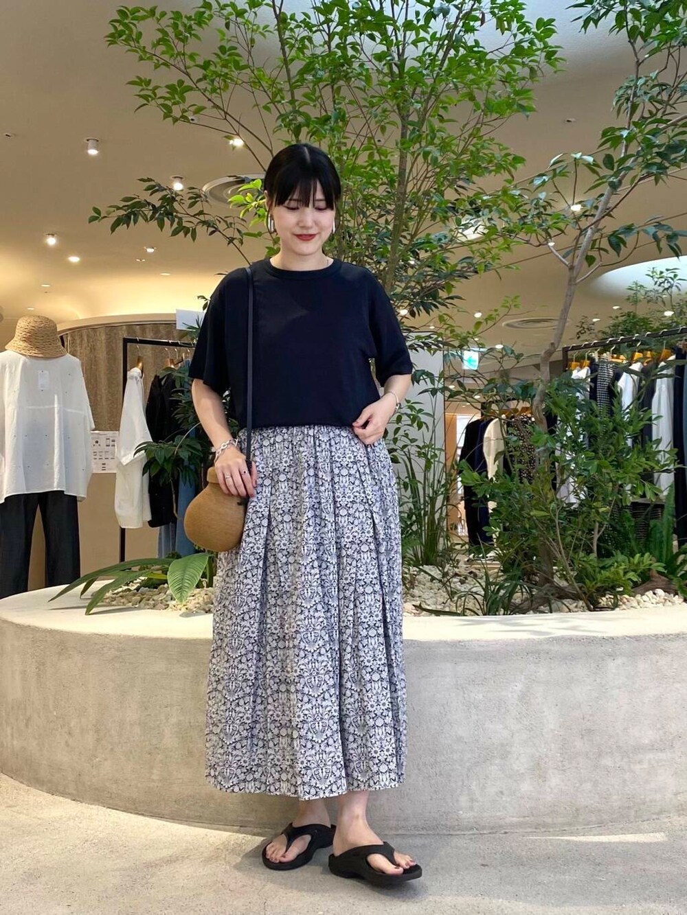 ブルー系のTシャツ/カットソー、ブラック系のスカートを着用したレディースの夏コーディネートの2枚目の写真