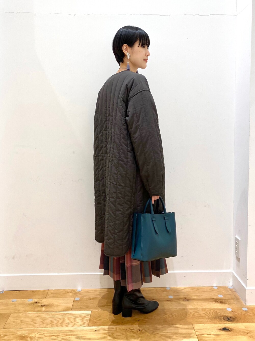 「クリスマスに着たい服、冬コーデ、あったかコーデ、シンプルコーデ、きれいめカジュアル、チェック柄に恋してる、ブーツ、ロングコート、マイベストコーデ2021、おしゃれさんと繋がりたい、URBAN RESEARCH DOORS、URBAN RESEARCH DOORS WOMENS」|「URBAN RESEARCH DOORSのキルトノーカラーライトコート(ダウンジャケット/コート、グレー系)」を使った、saoriさん(レディース・158cm)の冬コーディネートの2枚目の写真