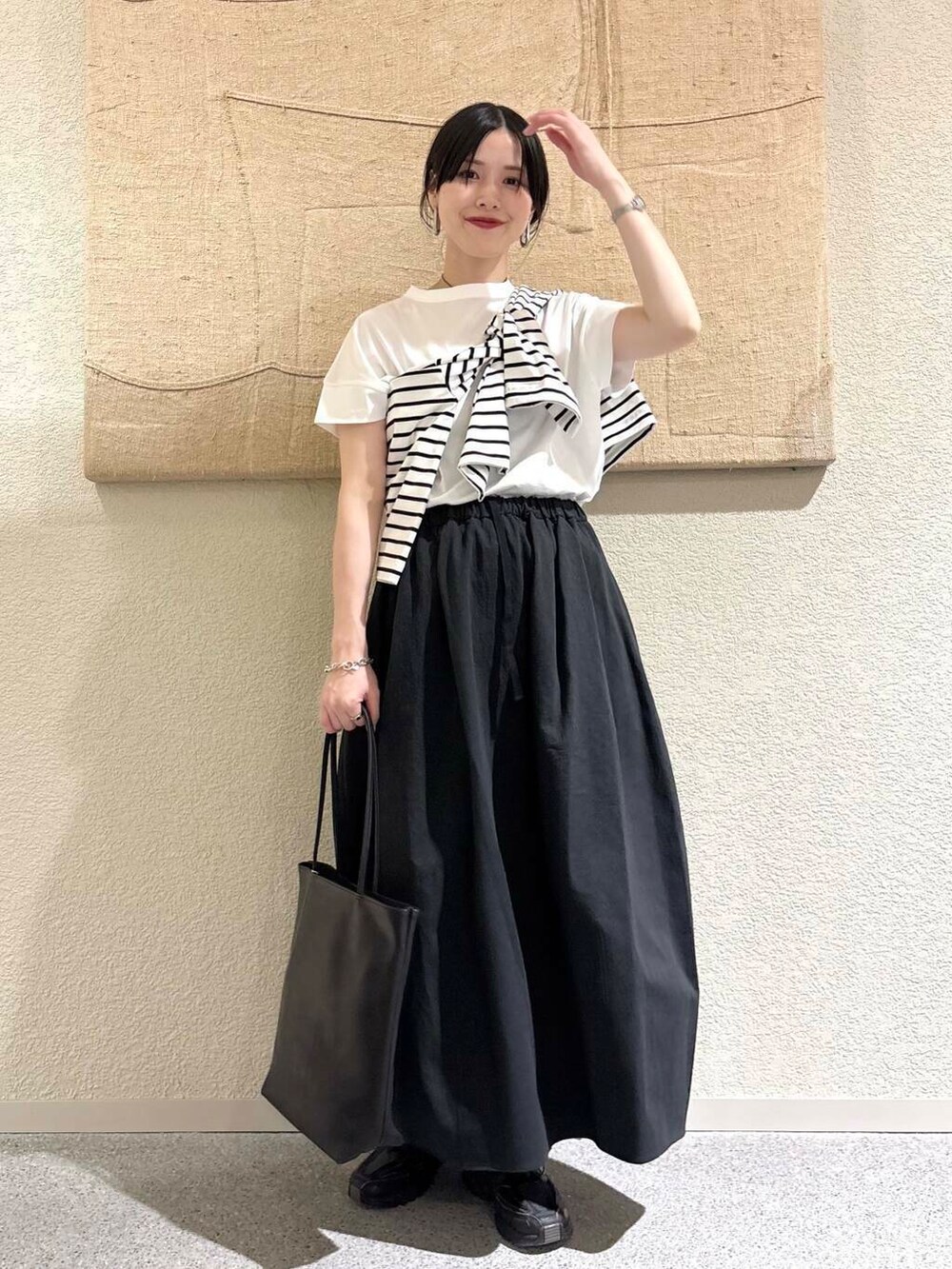 ブラック系のTシャツ/カットソーを着用したレディースの春コーディネートの7枚目の写真