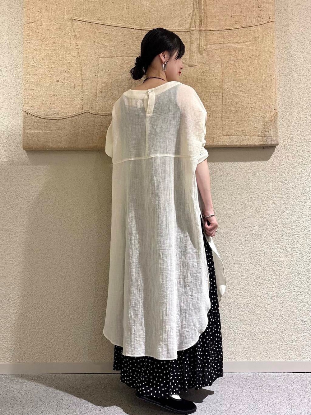 「大人カジュアル、デートコーデ、ママコーデ、きれいめカジュアル、シンプルコーデ、かぐれ、雨の日コーデ、newarrival、休日スタイル、30代、旅行コーデ、ブルベ夏、骨格ウェーブ、下半身太め、ウェーブ×ブルベ夏」｜「かぐれのドットギャザースカート（スカート、ブラック系）」を使った、saoriさん（レディース・158cm）の春コーディネートの3枚目の写真