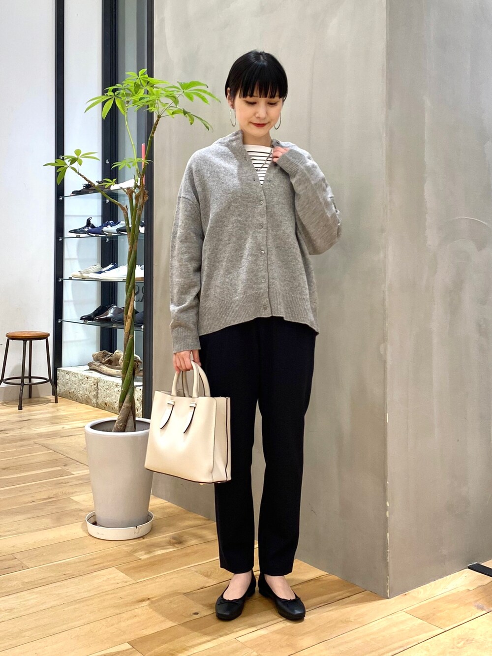 グレー系のニット/セーター、ホワイト系のTシャツ/カットソー、ブラック系のその他パンツを着用したレディースの冬コーディネートの2枚目の写真