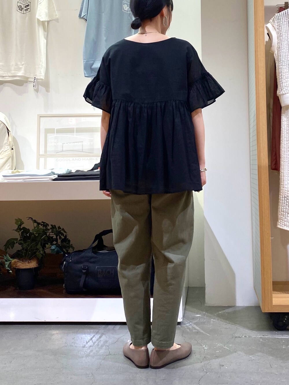 ブラック系のシャツ/ブラウス、グリーン系のその他パンツ、ベージュ系のパンプスを着用したレディースの夏コーディネートの8枚目の写真