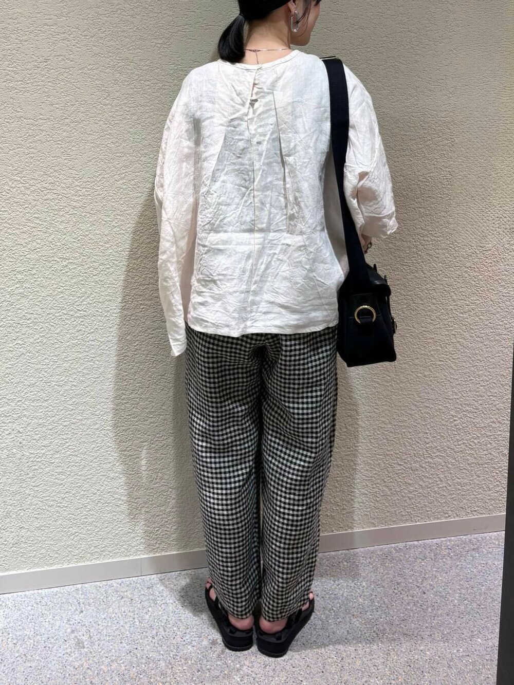 その他のその他パンツ、ピンク系のシャツ/ブラウスを着用したレディースの夏コーディネートの5枚目の写真