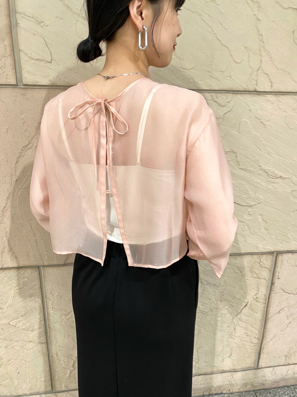 ピンク系のシャツ/ブラウス、ブラック系のスカートを着用したレディースの夏コーディネートの8枚目の写真