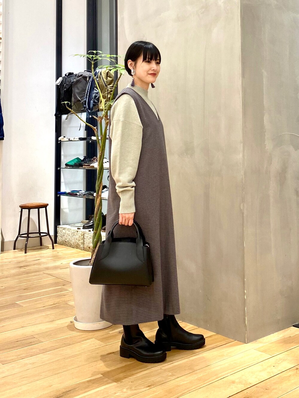 グレー系のその他アウター、グリーン系のニット/セーター、グレー系のワンピースを着用したレディースの冬コーディネートの4枚目の写真