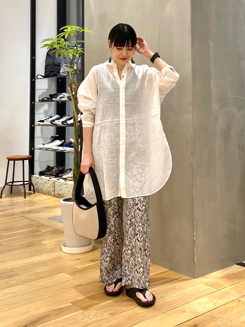 ホワイト系のシャツ/ブラウス、ブラック系のタンクトップ、パープル系のその他パンツを着用したレディースの春コーディネートの2枚目の写真