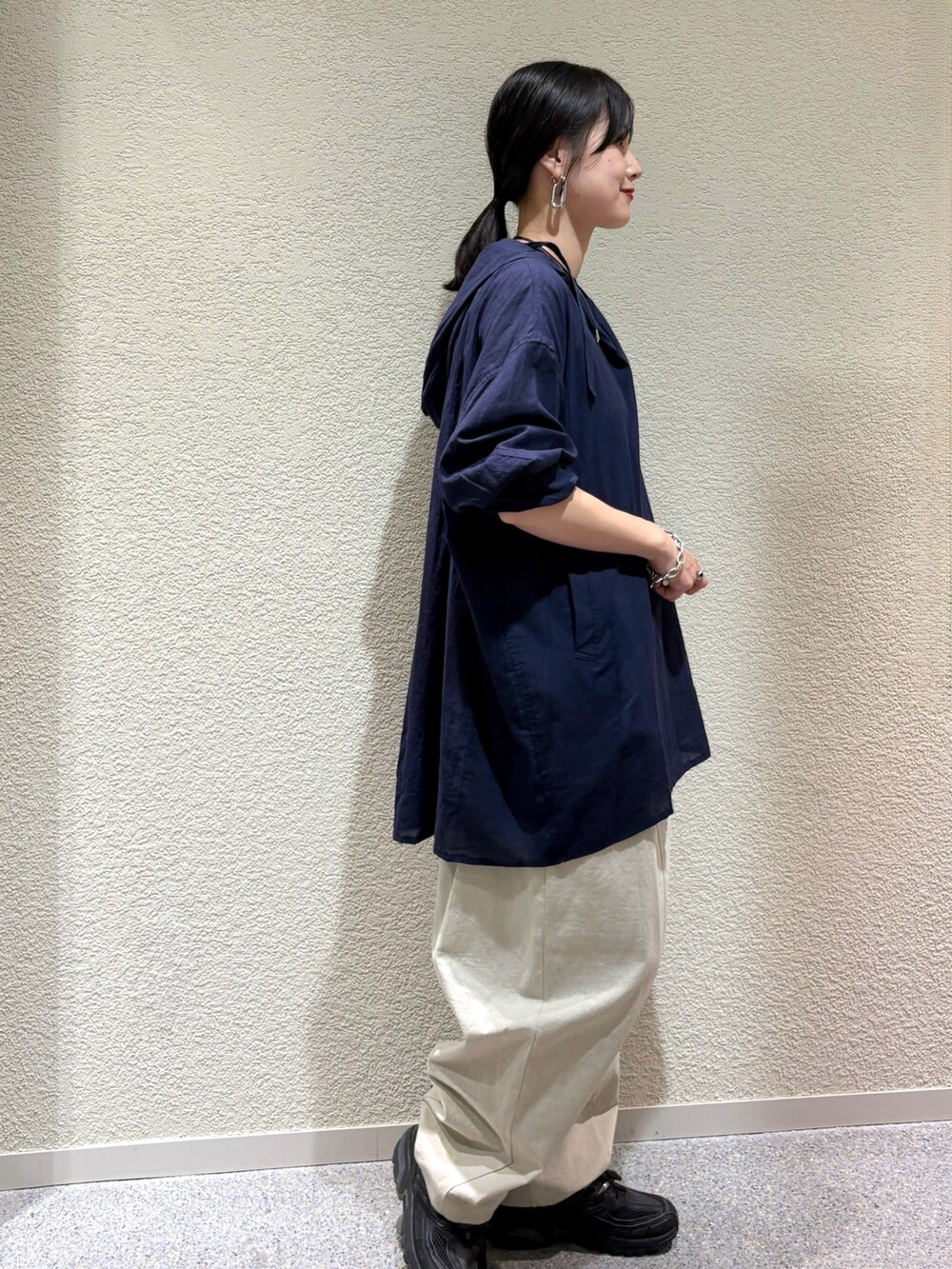 ブルー系のシャツ/ブラウス、ホワイト系のその他パンツ、ホワイト系のその他パンツを着用したレディースの秋コーディネートの2枚目の写真