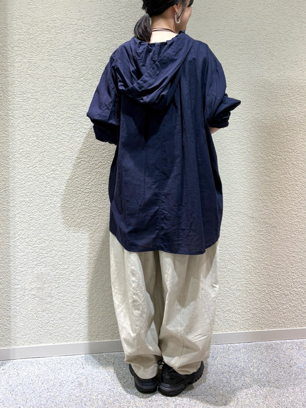 ブルー系のシャツ/ブラウス、ホワイト系のその他パンツ、ホワイト系のその他パンツを着用したレディースの秋コーディネートの5枚目の写真