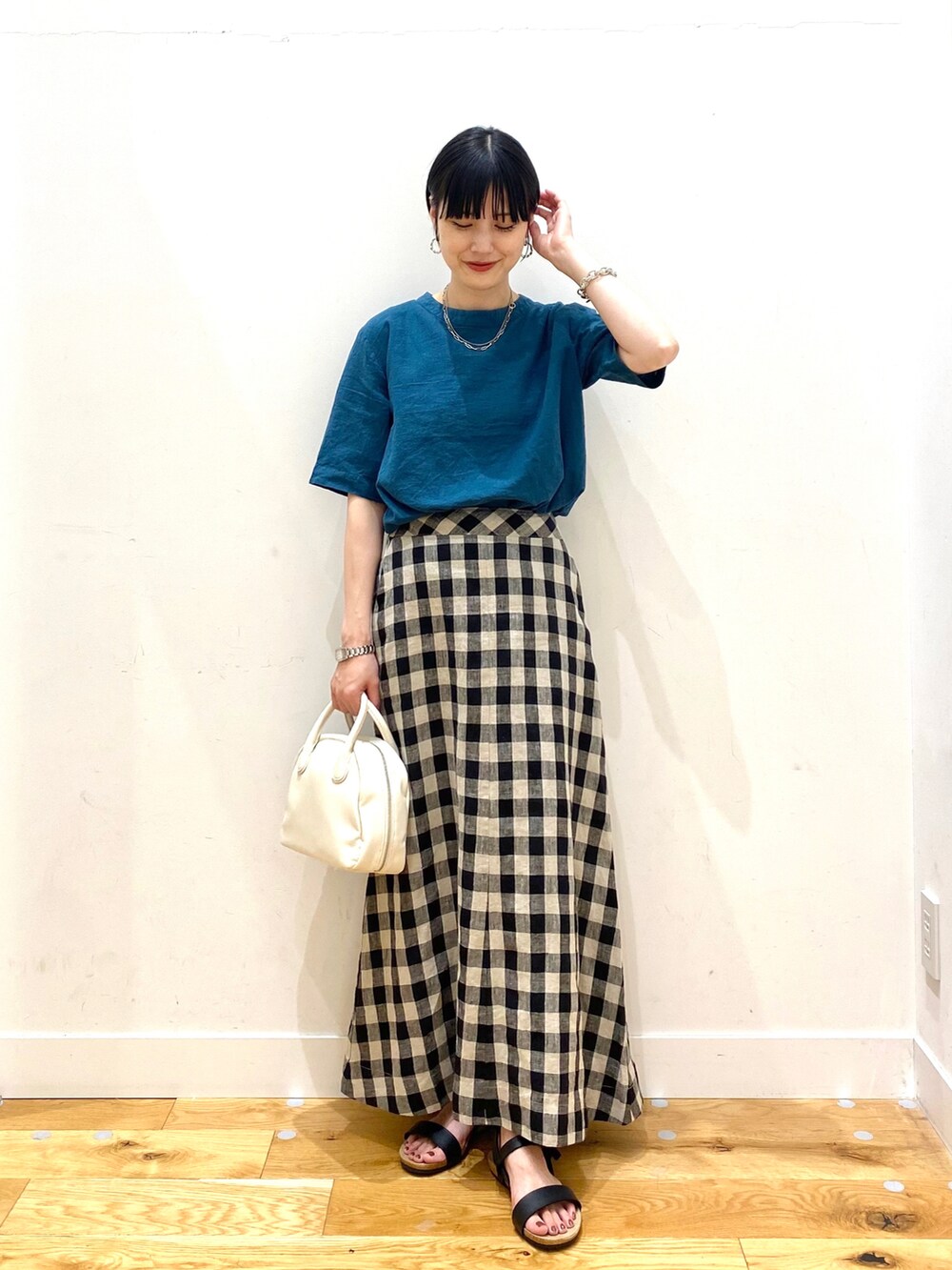 グリーン系のTシャツ/カットソー、その他のスカート、ホワイト系のボストンバッグを着用したレディースの夏コーディネートの3枚目の写真