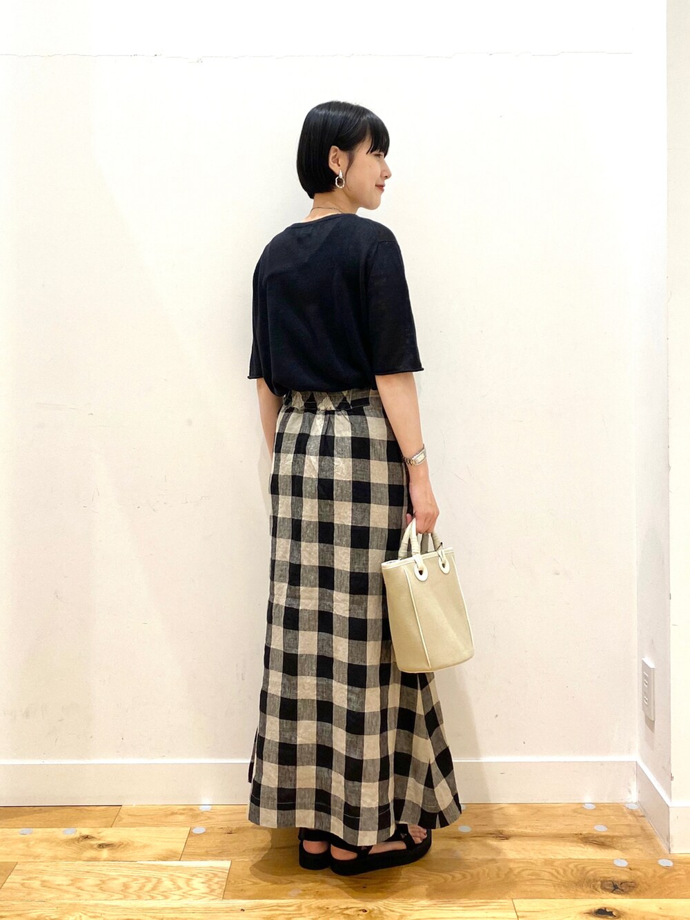 ブラック系のTシャツ/カットソー、その他のスカート、ベージュ系のショルダーバッグを着用したレディースの夏コーディネートの3枚目の写真